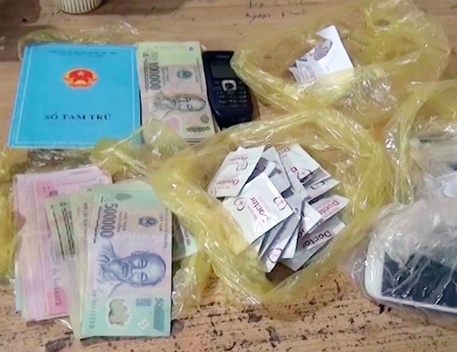 Bắt quả tang 4 đôi nam nữ đang mua bán dâm trong nhà trọ ảnh 1