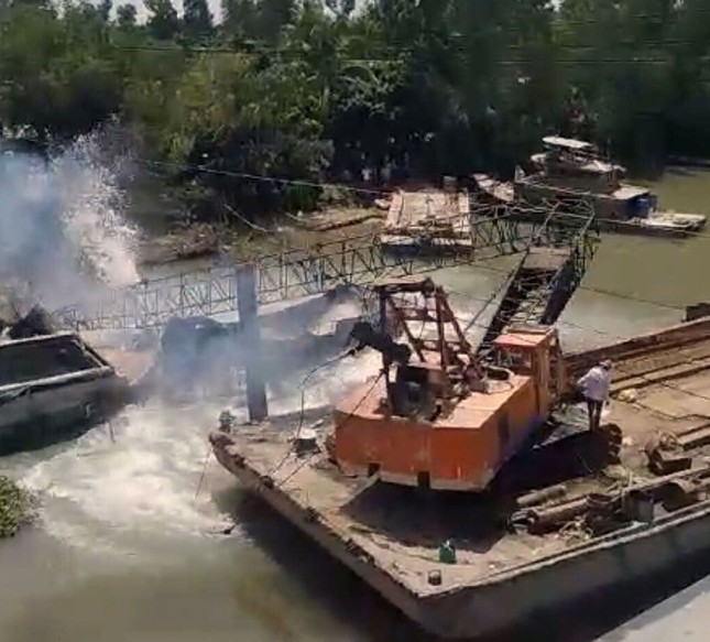 Cần cẩu cứu hộ gãy đôi khi trục vớt xe tải trong vụ sập cầu ở Đồng Tháp ảnh 1
