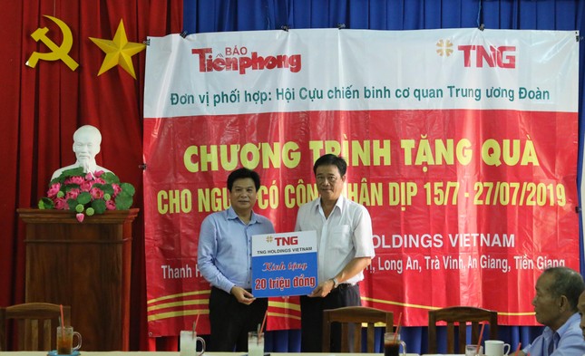 Tặng quà tri ân cho các gia đình chính sách tại ĐBSCL ảnh 1