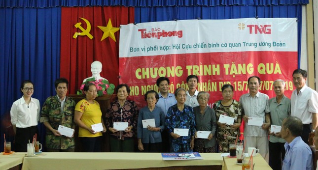 Tặng quà tri ân cho các gia đình chính sách tại ĐBSCL ảnh 2