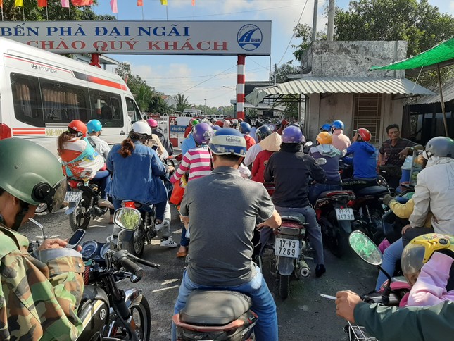 Hàng nghìn người đứng ‘chôn chân’ chờ qua phà Đại Ngãi ảnh 1