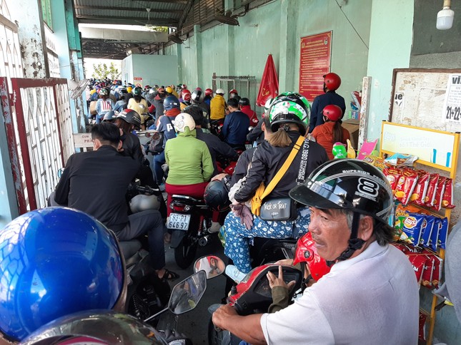 Hàng nghìn người đứng ‘chôn chân’ chờ qua phà Đại Ngãi ảnh 2