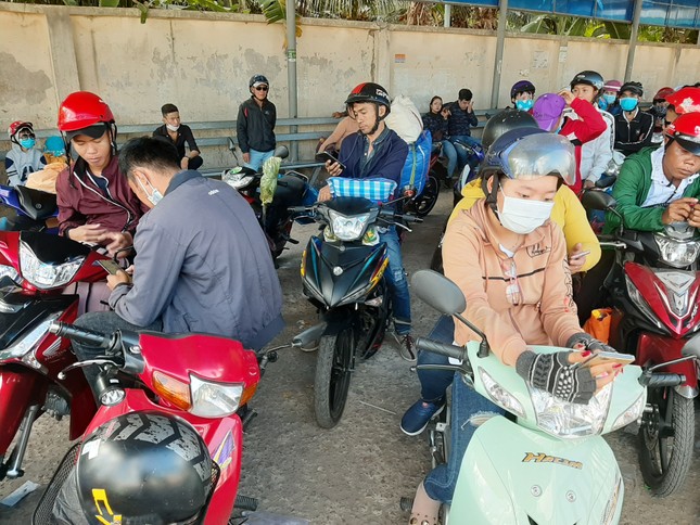 Hàng nghìn người đứng ‘chôn chân’ chờ qua phà Đại Ngãi ảnh 4