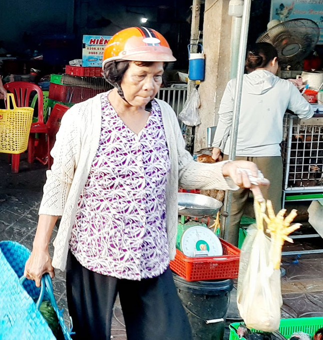 Chen chân mua gà cúng mùng 3 Tết ở miền Tây ảnh 3