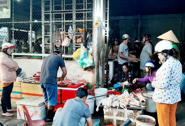 Chen chân mua gà cúng mùng 3 Tết ở miền Tây ảnh 2