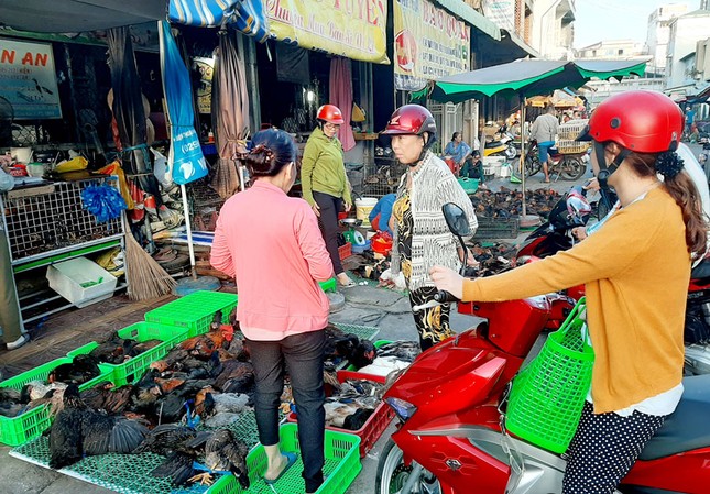 Chen chân mua gà cúng mùng 3 Tết ở miền Tây ảnh 4