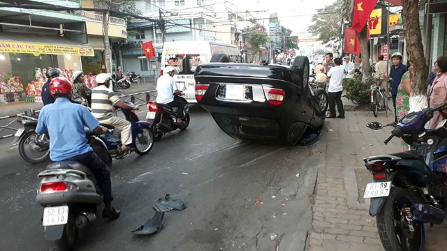 'Xế hộp' lật nhào giữa đường, tài xế và hành khách đập cửa thoát thân ảnh 1