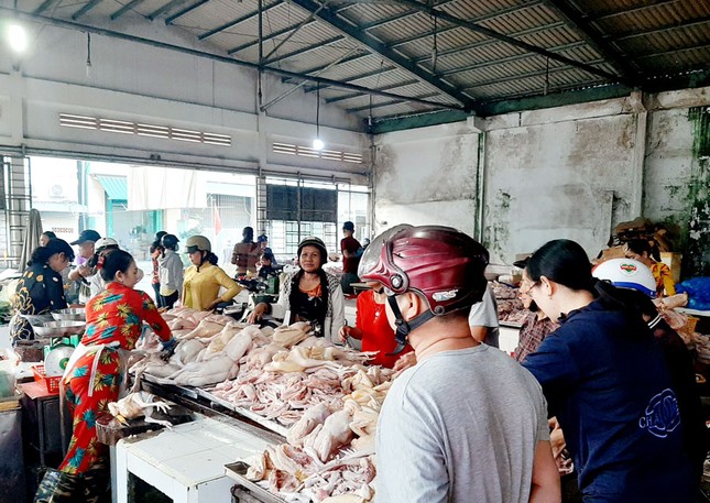 Chen chân mua gà cúng mùng 3 Tết ở miền Tây ảnh 1