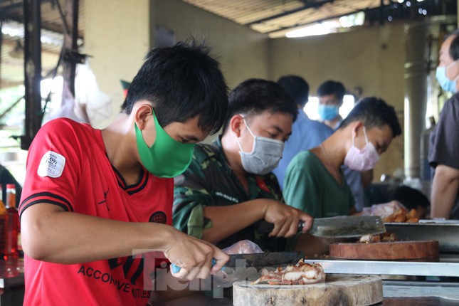 Bên trong bếp ăn quân đội phục vụ người cách ly ở Đồng Tháp có gì đặc biệt? ảnh 2