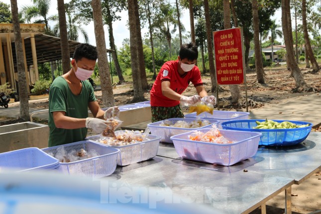 Bên trong bếp ăn quân đội phục vụ người cách ly ở Đồng Tháp có gì đặc biệt? ảnh 3