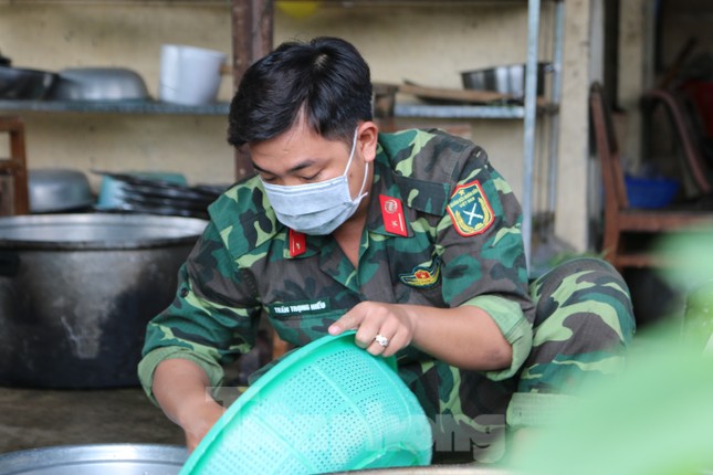 Bên trong bếp ăn quân đội phục vụ người cách ly ở Đồng Tháp có gì đặc biệt? ảnh 6