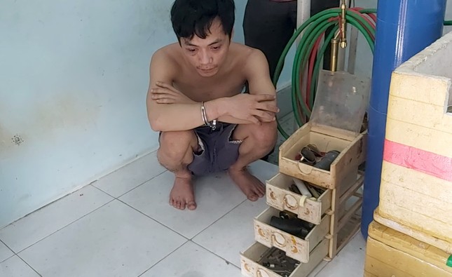 Phát hiện súng đạn khi khám xét nhà của tội phạm ma tuý ảnh 1
