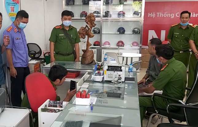 Trộm đu dây vào cửa hàng xe máy rồi rinh két sắt, dắt xe ga ảnh 1