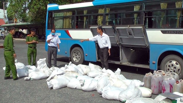 Xe khách vận chuyển gần 2 tấn huyết lợn không rõ nguồn gốc ảnh 1
