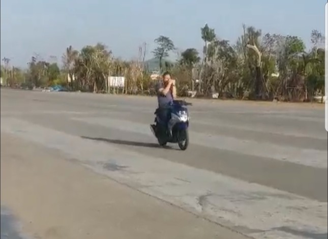 Người đàn ông nước ngoài 'làm xiếc' trên đường băng sân bay Phú Quốc cũ ảnh 2
