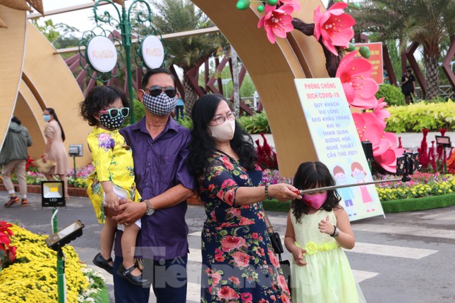 Người dân mang khẩu trang, xếp hàng chụp ảnh ở đường hoa xuân Cần Thơ ảnh 18