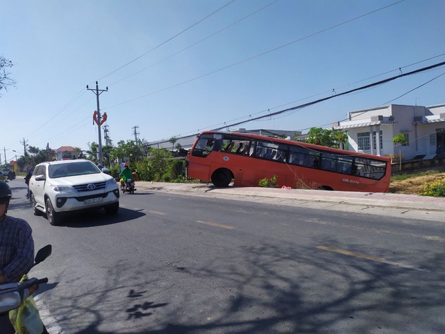 Tiền Giang: Xe chở 25 công nhân tông trụ điện, tài xế tử vong tại chỗ ảnh 1
