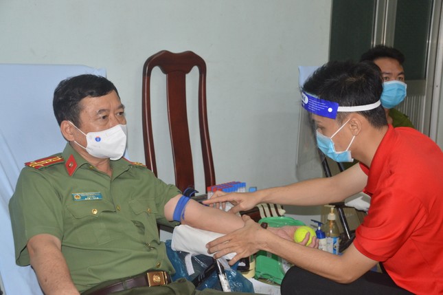 Giám đốc công an tỉnh Sóc Trăng cùng các cán bộ, chiến sĩ hiến máu tình nguyện ảnh 1