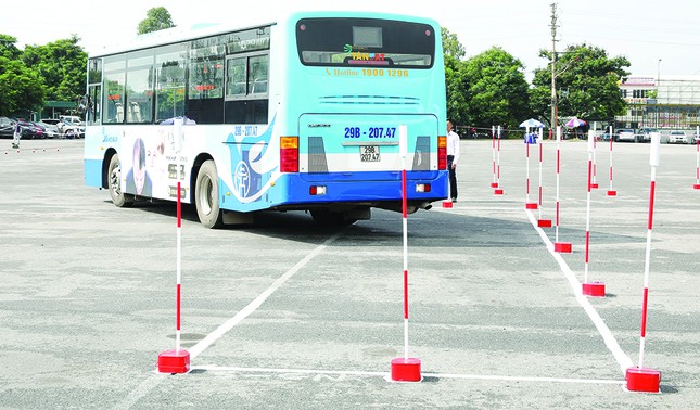 Tài xế điêu luyện tranh tài lái xe buýt giỏi Thủ đô ảnh 4