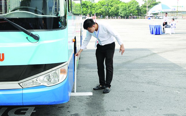 Tài xế điêu luyện tranh tài lái xe buýt giỏi Thủ đô ảnh 5