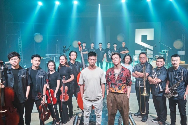 SOOBIN "phá đảo" 12 nhạc cụ và 32 nhạc công trong MV "The Playah" phiên bản mới ảnh 5