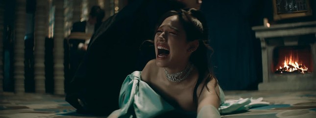 Tưởng là nữ chính ngôn tình, hóa ra CARA chỉ là “bóng đèn” trong MV mới ảnh 3