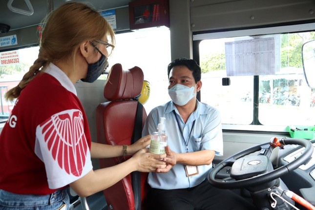 Sinh viên TP.HCM tặng 1000 chai nước rửa tay cho tài xế xe buýt ảnh 1