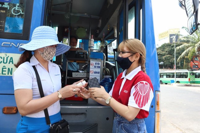 Sinh viên TP.HCM tặng 1000 chai nước rửa tay cho tài xế xe buýt ảnh 2