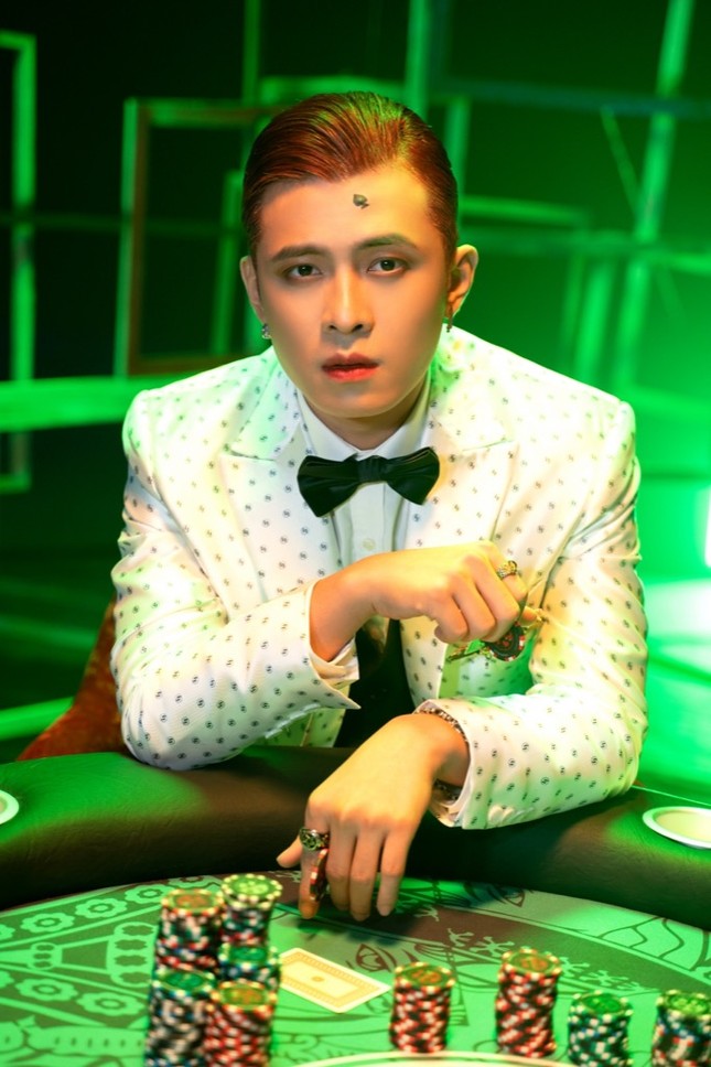 Tạm biệt hình tượng “em trai quốc dân”, Gin Tuấn Kiệt hóa Joker lạnh lùng trong MV mới ảnh 1