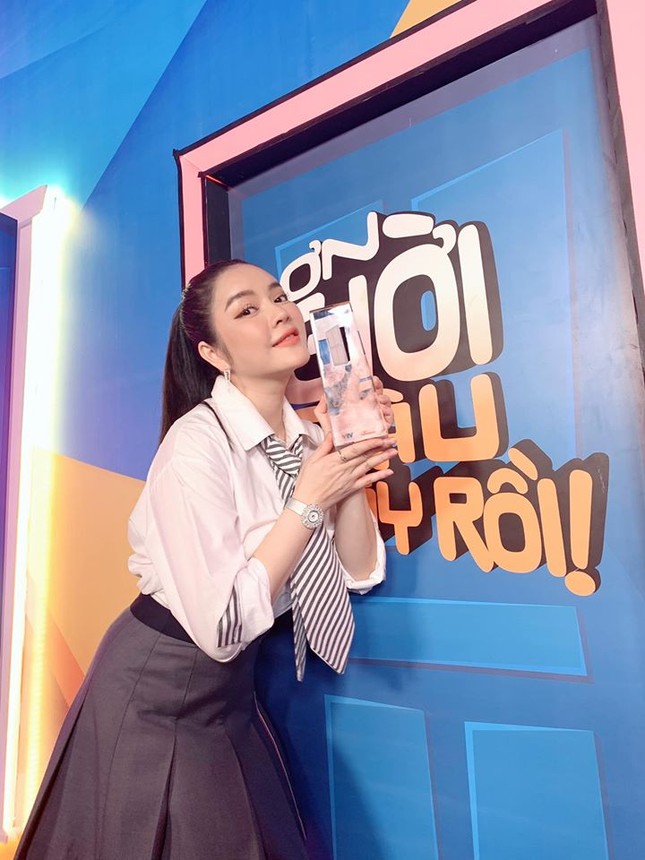 Sao Việt 24H: Lý Nhã Kỳ thắng “Ơn giời cậu đây rồi”, Hà Tăng khoe nhan sắc “hack” tuổi ảnh 1