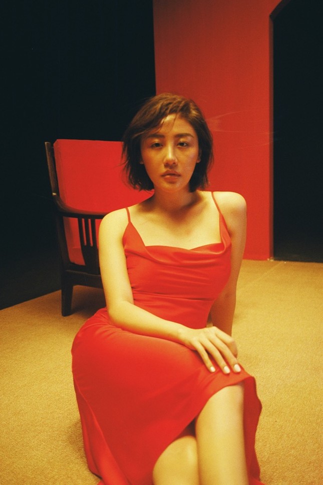 Văn Mai Hương “đốt” hết yêu thương và kỉ niệm, trải lòng về chuyện tình trong MV mới ảnh 1