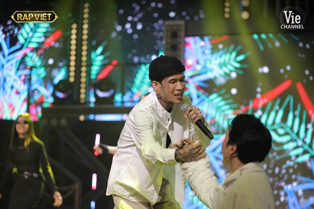 R.Tee - Dế Choắt xâm chiếm “Rap Việt” khi mang hát xẩm và thơ Tố Hữu vào rap ảnh 1