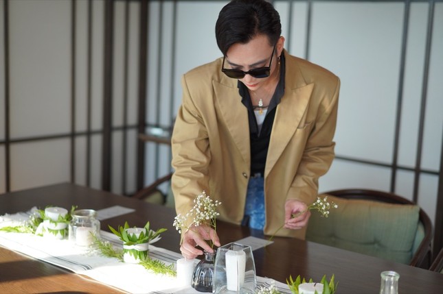 Soobin Hoàng Sơn đích thân phục vụ đồ ăn, pha nước uống cho fan nhân dịp sinh nhật ảnh 1