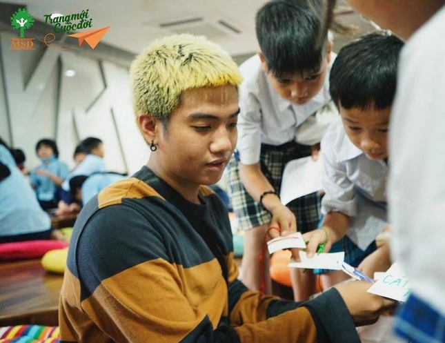 Không còn là “Lão Đại” lạnh lùng, Wowy cực đáng yêu cùng vui Tết Trung Thu bên các em nhỏ ảnh 5