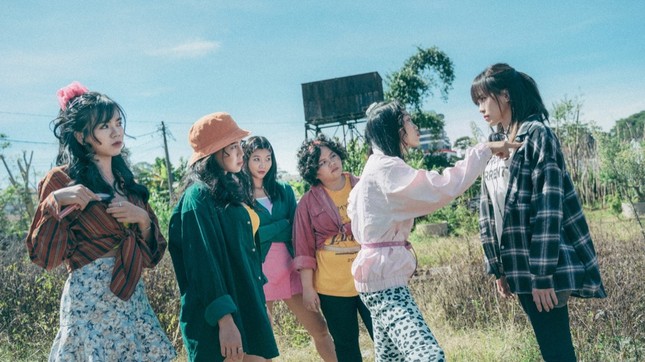 Thiều Bảo Trâm ẩu đả cùng nữ quái trong MV, gợi nhớ phim “Tháng Năm Rực Rỡ“ ảnh 2