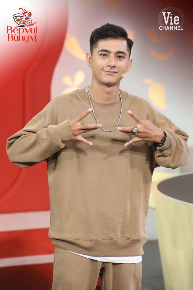 HLV Wowy, DJ Mie và dàn thí sinh Rap Việt đổ bộ “Bếp Vui Bùng Vị” trổ tài nấu ăn ảnh 3
