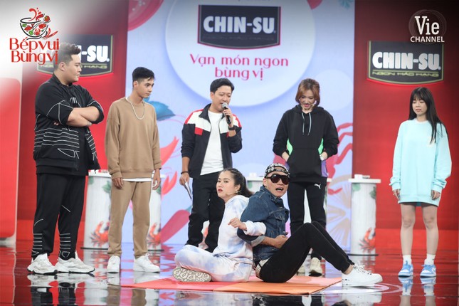 HLV Wowy, DJ Mie và dàn thí sinh Rap Việt đổ bộ “Bếp Vui Bùng Vị” trổ tài nấu ăn ảnh 1