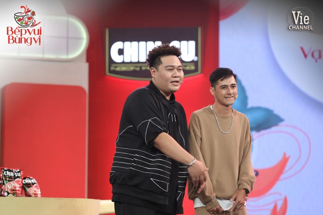 HLV Wowy, DJ Mie và dàn thí sinh Rap Việt đổ bộ “Bếp Vui Bùng Vị” trổ tài nấu ăn ảnh 2