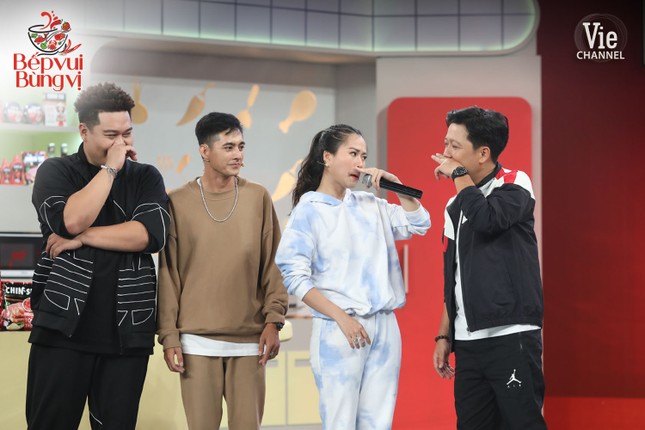 HLV Wowy, DJ Mie và dàn thí sinh Rap Việt đổ bộ “Bếp Vui Bùng Vị” trổ tài nấu ăn ảnh 4