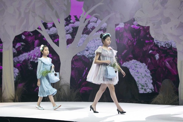 Giữa nhiều thị phi, Hương Giang vẫn tự tin làm vedette sải bước trên sàn catwalk ảnh 3