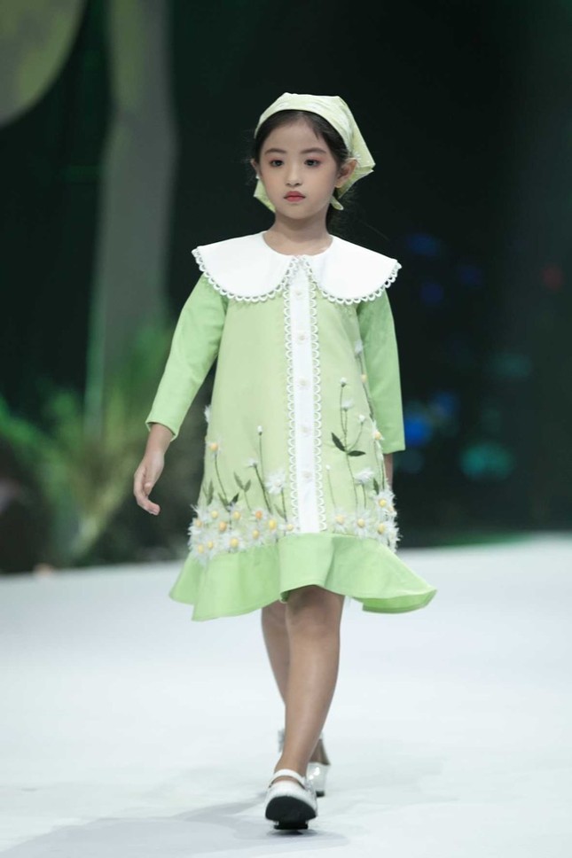 Giữa nhiều thị phi, Hương Giang vẫn tự tin làm vedette sải bước trên sàn catwalk ảnh 8