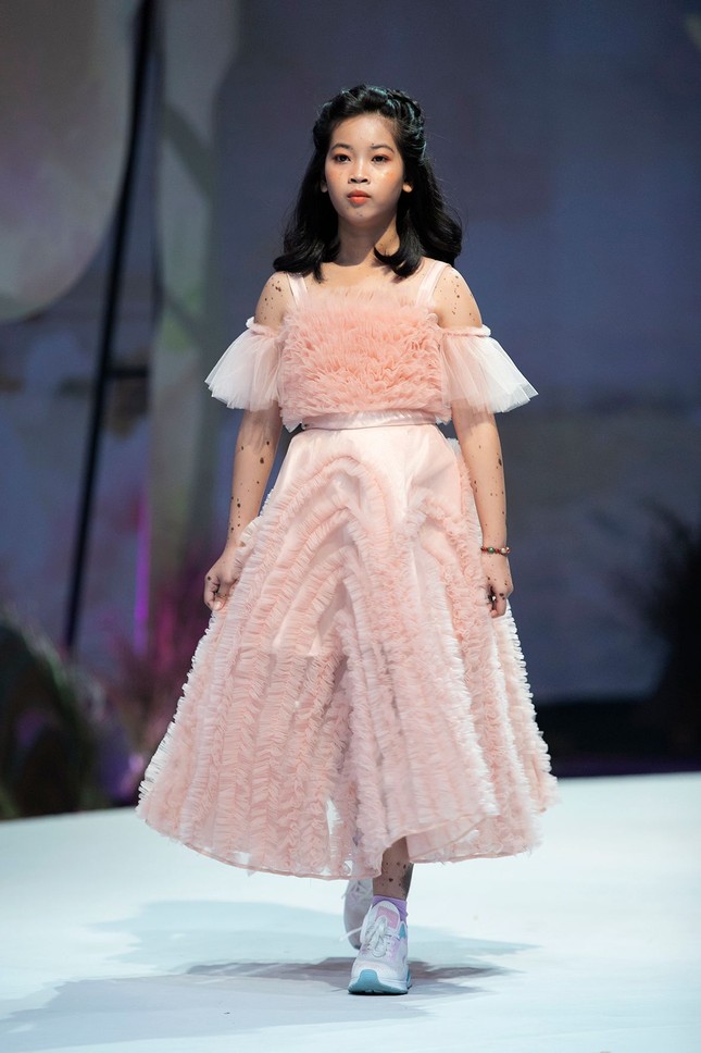 Giữa nhiều thị phi, Hương Giang vẫn tự tin làm vedette sải bước trên sàn catwalk ảnh 7