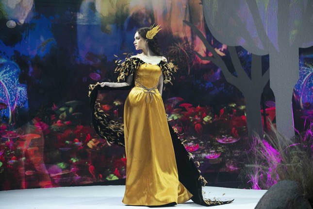 Giữa nhiều thị phi, Hương Giang vẫn tự tin làm vedette sải bước trên sàn catwalk ảnh 14