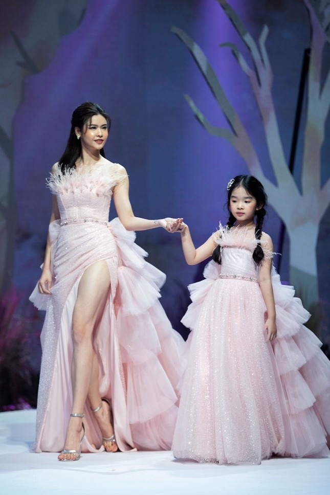 Giữa nhiều thị phi, Hương Giang vẫn tự tin làm vedette sải bước trên sàn catwalk ảnh 6