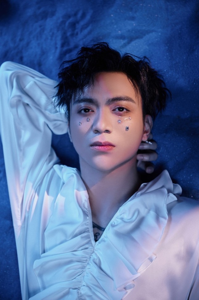 Tạm gác hình tượng “bad boy”, Soobin Hoàng Sơn hóa “trai mơ” trong MV “Tháng Năm“ ảnh 1