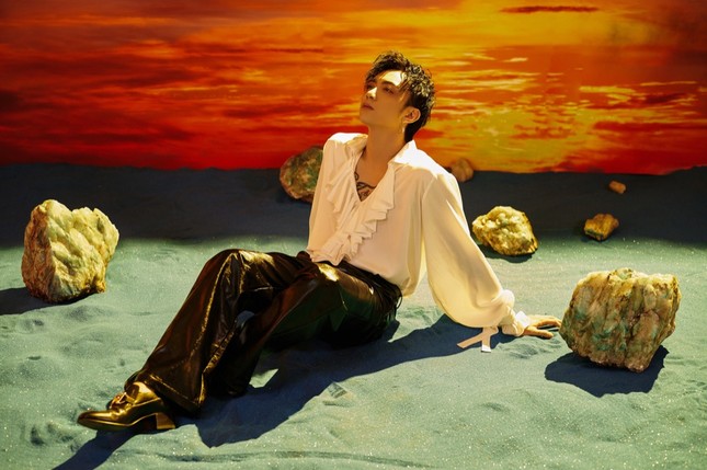 Tạm gác hình tượng “bad boy”, Soobin Hoàng Sơn hóa “trai mơ” trong MV “Tháng Năm“ ảnh 3
