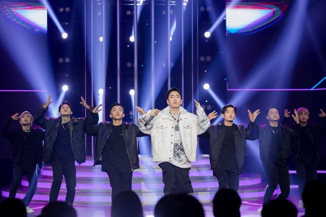 Lynk Lee mời rapper Khói để tái hiện MV “Chân Ái” tại sân khấu “Gương Mặt Thân Quen“ ảnh 2