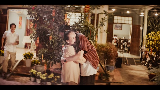 Lâu lắm mới trở lại, Hương Tràm tung hẳn 2 MV để gửi gắm nỗi nhớ xa quê hương ảnh 4