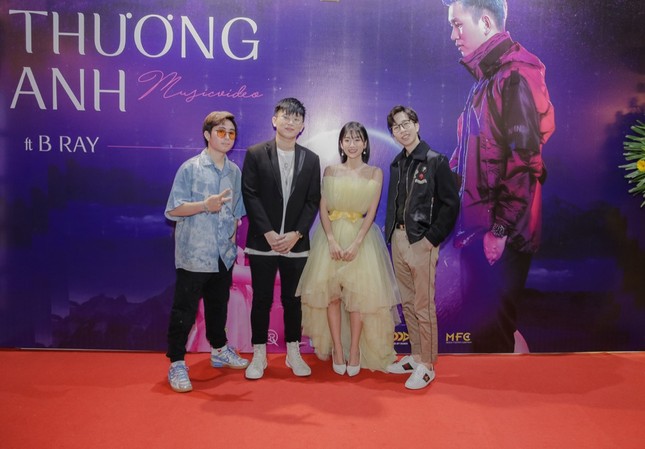 Karik, ViruSs đến chúc mừng B Ray và Trang Yue ra mắt MV mới "Thương Anh" ảnh 3