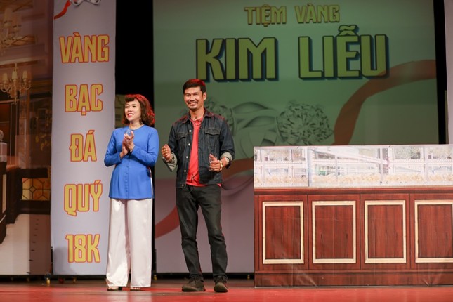 Hoài Linh, Thu Trang, Nam Thư hội ngộ khán giả trong kịch “Xuân này em lấy chồng“ ảnh 6